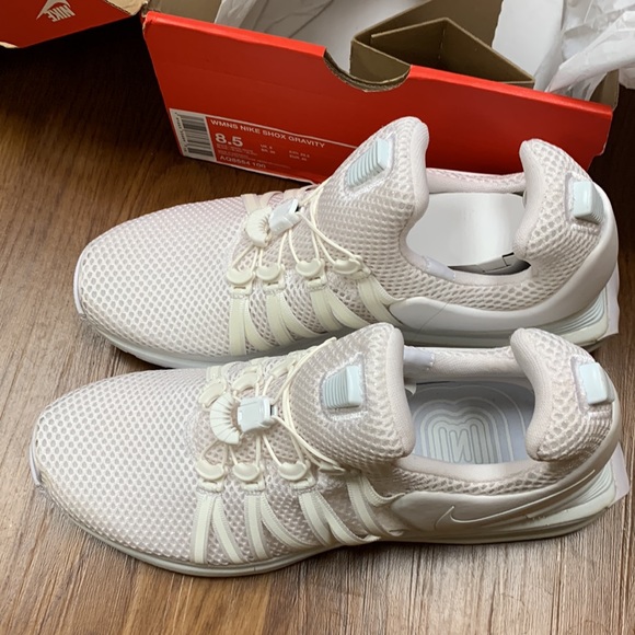 Women’s Nike shoe- white - Picture 5 of 9